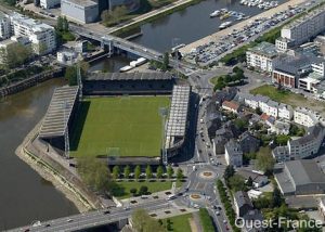 Le stade Marcel-Saupin avant sa réhabilitation (remplacement des trois tribunes à gauche de la photo pas des bureaux et des logements)