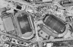 Vue aérienne du Stade Jean-Bouin en 1970. Notez la desctruction en cours de l'ancien Par des Princes...