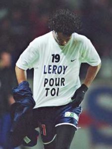 L'hommage de Ronaldinho à Laurent Leroy, blessé, après le but du 2-1