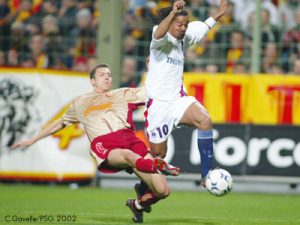 Ronaldinho échappe à un tacle
