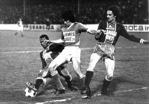 Jacky Bade et Eric Renaut tentent d'arrêter le paraguayen du Red Star Gonzales (Amicale Red Star 2000, collection P. Laporte)