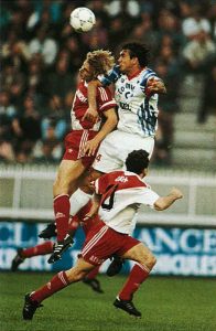 Duel aérien entre Ricardo et Klinsmann