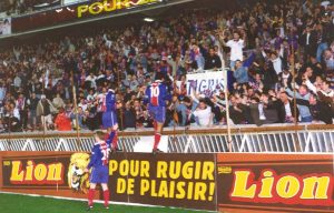 Raï, Leonardo et Cyril Pouget célèbrent un but avec les supporters