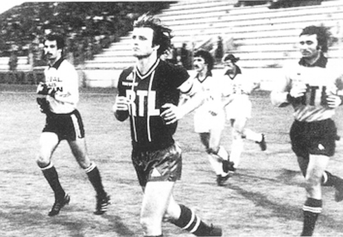 Les deux Dominique, Bathenay et Baratelli, lors de l'entrée des joueurs sur le terrain du stade Jean-Boin (archives MK)