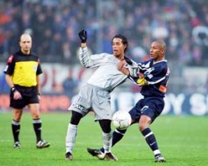 Ronaldinho accroché (Ch. Gavele)