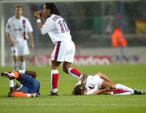 Ronaldinho semble expliquer à l'arbitre ce qui c'est passé… (Ch. Gavelle)