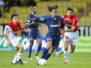 Ronaldinho sera le buteur parisien du soir...