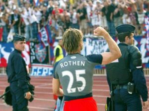 La joie de Rothen allant saluer les supporters à la fin du match