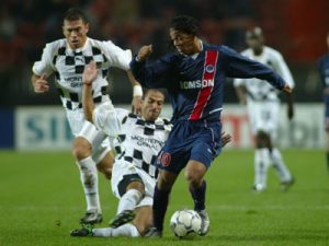 Ronaldinho balle au pied (Ch. Gavelle)