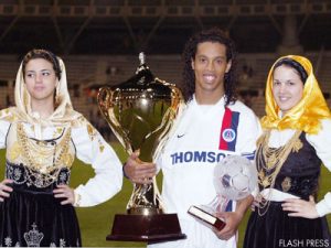 Ronaldinho avec la coupe et son trophée de meilleur joueur