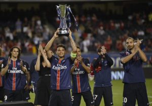 Le premier trophée de la saison 2015-16 brandi par le capitaine du PSG!