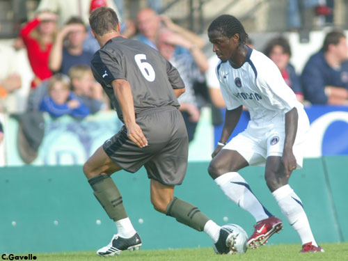 Bernard Mendy balle au pied (Ch. Gavelle)