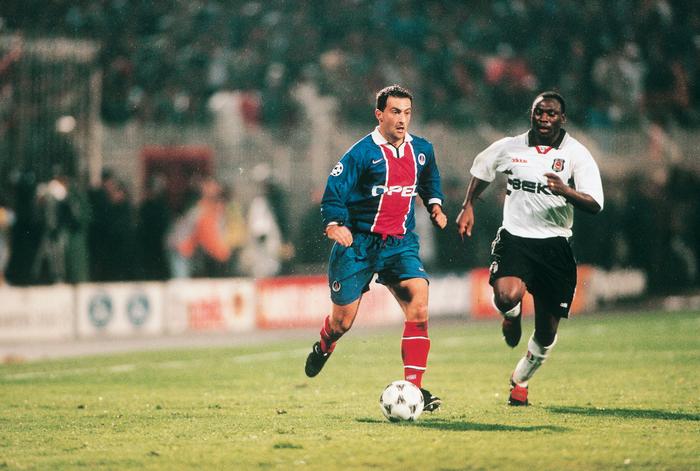 Jimmy Algerino balle au pied