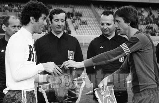 Le traditionnel échange des fanions entre les capitianes, Mustapha Dahleb et Cruijff