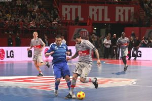 Mateja Kezman face aux spécialistes du genre, l'équipe de France de Futsal