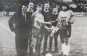 Les capitaines, Joël Bats et Pugh, avec les arbitres et… Salvatore Adamo (B. Delentrée)